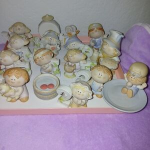 Charming Ceramic Figurine Set - Cream and Tan